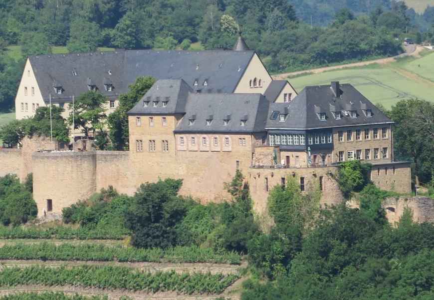1522 wurde hier der erste evangelische Gottesdienst im süddeutschen Raum gefeiert: Die Bildungsstätte Ebernburg im Norden der Pfalz. Foto: wikipedia