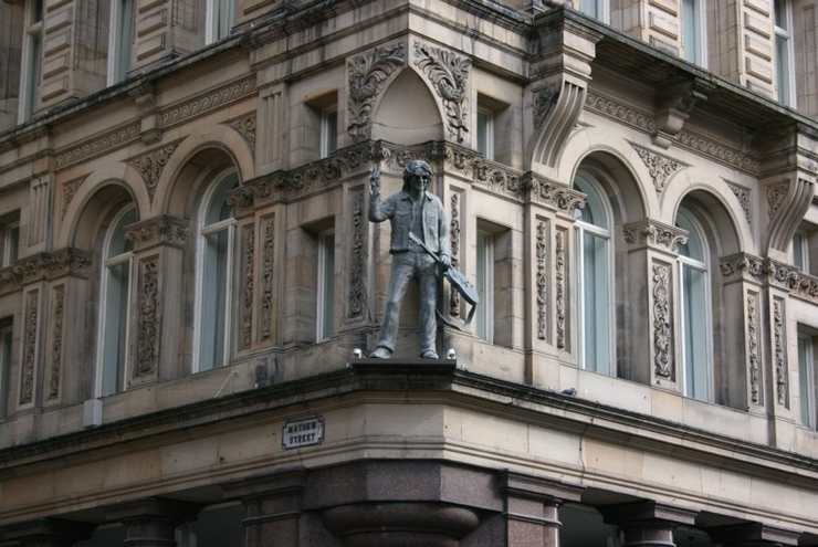 Lennon-Statue auf dem Dakota-Gebäude in New York, vor dem Lennon erschossen wurde. Foto: Pixabay