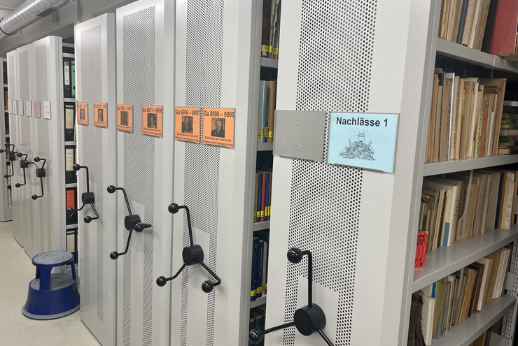 Hinter jedem Eck lauert Wissen: Archivschränke (Foto: mw)