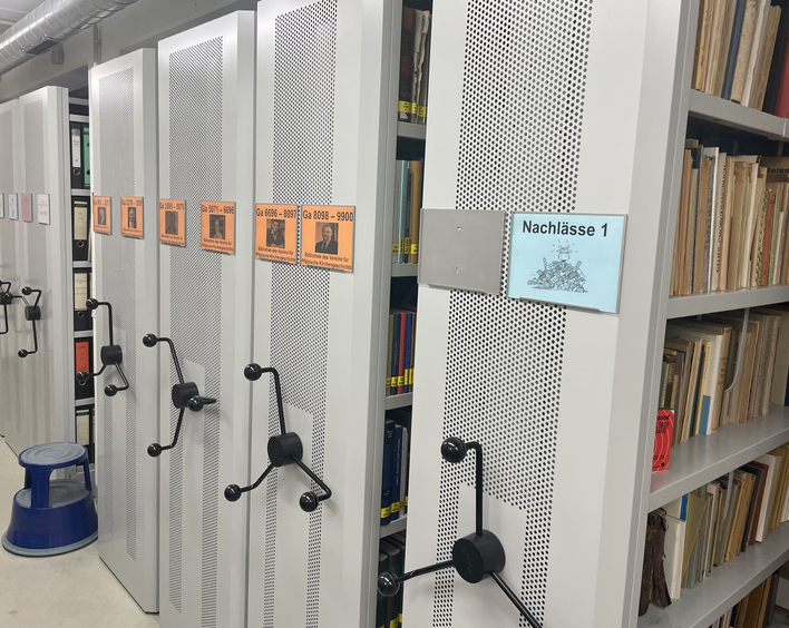 Hinter jedem Eck lauert Wissen: Archivschränke (Foto: mw)