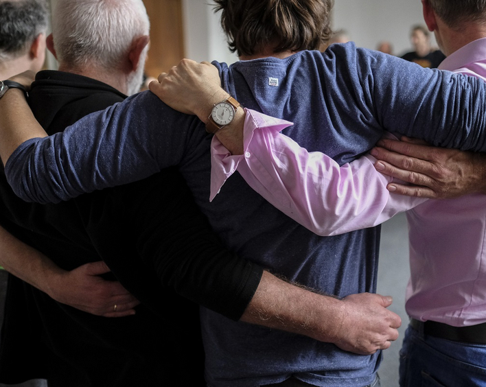 Geben sich selbst ein wenig Geborgenheit: Männer Arm in Arm. Foto: Fundus