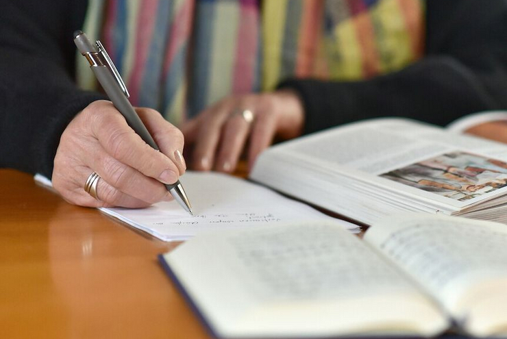 Vor den Gottesdiensten werden die Lese-Predigten bearbeitet. Foto: Fundus/Tobias Frick