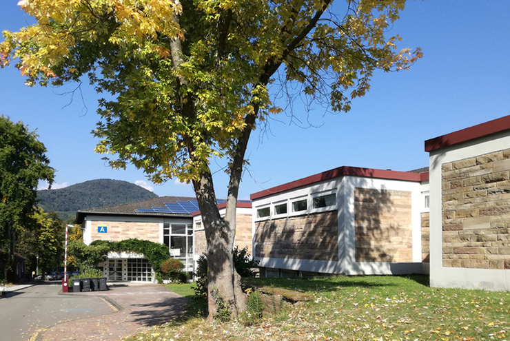 Das Gymnasium der Evangelischen Kirche der Pfalz mit lernfreundlicher Umgebung.