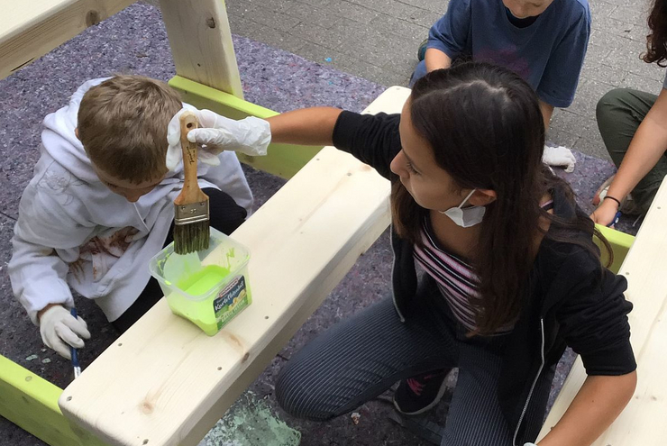 Bei der Umsetzung lernten die Kinder unter anderem, wie Holz behandelt wird. Foto: Wittke