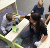 Bei der Umsetzung lernten die Kinder unter anderem, wie Holz behandelt wird. Foto: Wittke