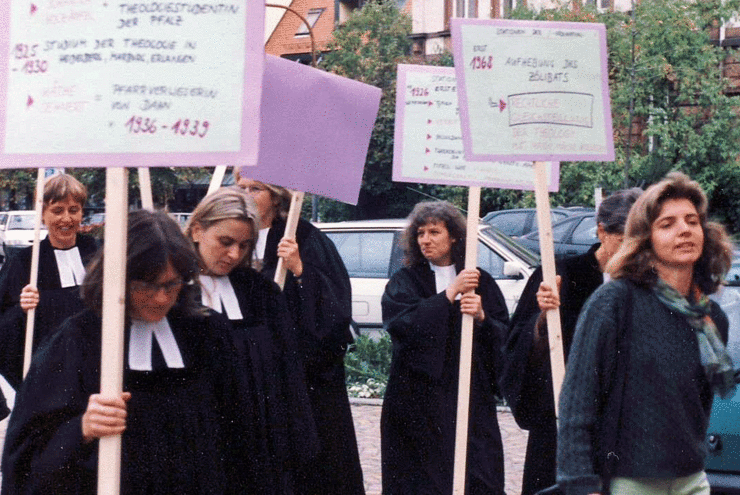 Das Foto entstand 1998 anlässlich des 40. Geburtstags der Frauenordination in der Pfalz. Links im Bild die heutige Oberkirchenrätin Marianne Wagner. Foto: privat 
