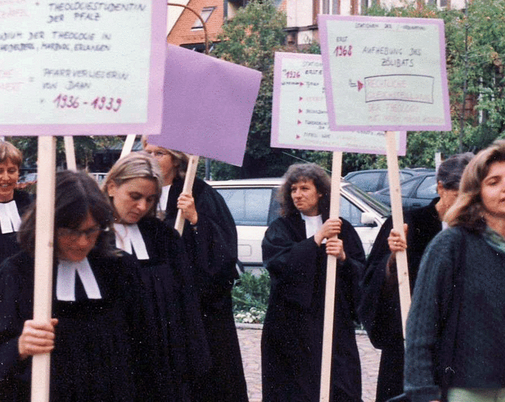 Das Foto entstand 1998 anlässlich des 40. Geburtstags der Frauenordination in der Pfalz. Links im Bild die heutige Oberkirchenrätin Marianne Wagner. Foto: privat 