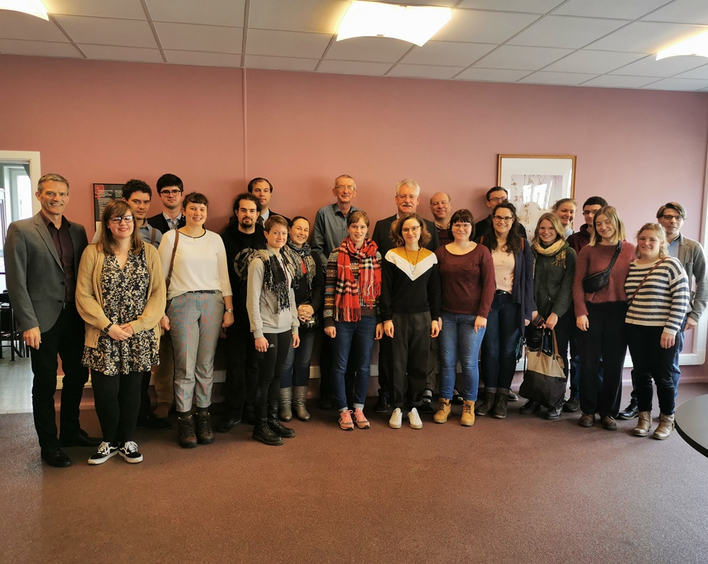 Theologiestudenten aus Deutschland beim Empfang der Kirchenleitung und Präsident Steven Fuite (hintere Reihe 6.v.r.) der VPKB in Brüssel.