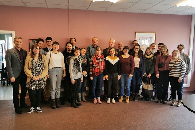 Theologiestudenten aus Deutschland beim Empfang der Kirchenleitung und Präsident Steven Fuite (hintere Reihe 6.v.r.) der VPKB in Brüssel.