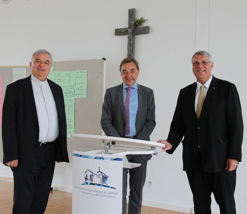 "Zusammen wachsen": Bischof Wiesemann (l.) und Kirchenpräsident Schad (r.) mit Referent und Universitätsprofessor Söding beim Gipfeltreffen. 