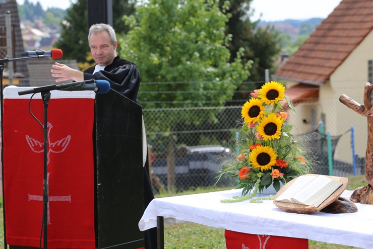 Pfarrer Alexander Beck bei seiner Antrittspredigt beim Feldgottesdienst.