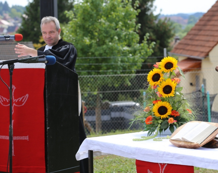Pfarrer Alexander Beck bei seiner Antrittspredigt beim Feldgottesdienst.