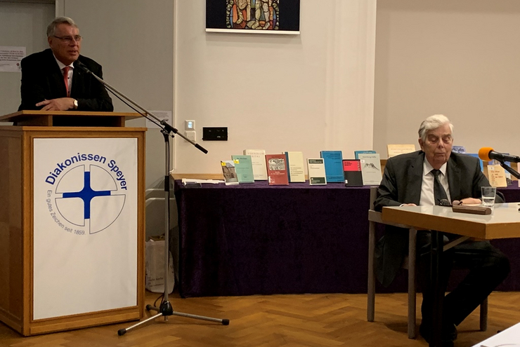 Kirchenpräsident Schad (l.) würdigt die Verdienste von Böcher.