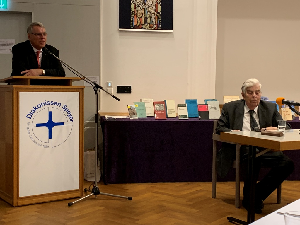 Kirchenpräsident Schad (l.) würdigt die Verdienste von Böcher.