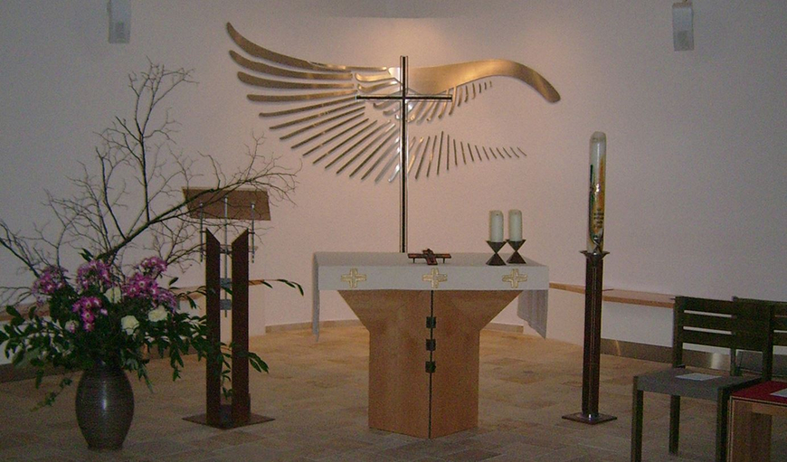 Altarraum in der Kapelle der JVA Frankenthal.