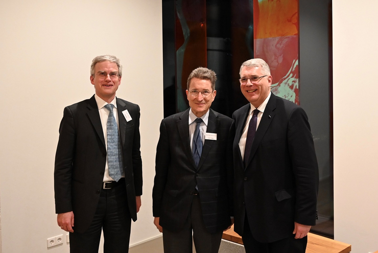 Juraprofessor Germann (l.) und ehemaliger Ratsvorsitzender Huber (Mitte) mit Kirchenpräsident Schad in Landau.