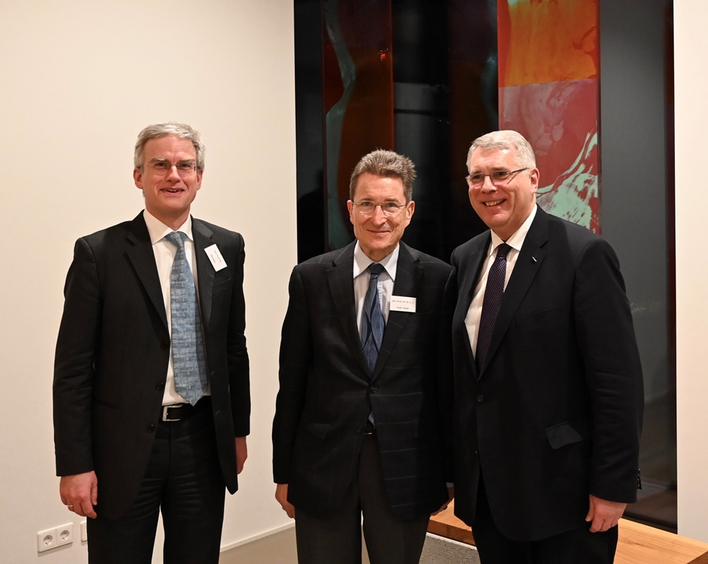 Juraprofessor Germann (l.) und ehemaliger Ratsvorsitzender Huber (Mitte) mit Kirchenpräsident Schad in Landau.