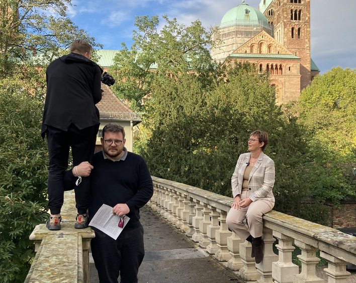 Mal was wagen: Oberkirchenrätin Marianne Wagner (rechts) beim Videodreh zum Reformationstag mit Jannis Schreiner (l.) und Timo Schmidt.