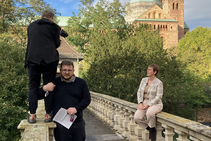 Mal was wagen: Oberkirchenrätin Marianne Wagner (rechts) beim Videodreh zum Reformationstag mit Jannis Schreiner (l.) und Timo Schmidt.