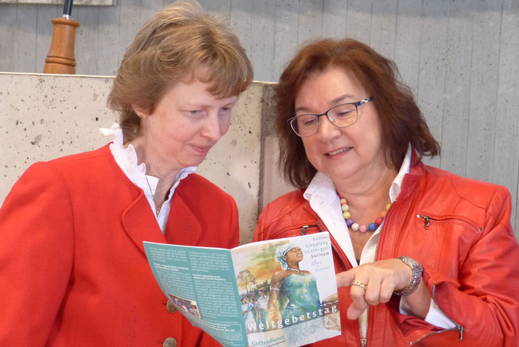 Brigitte Schaaf (links) und Ellen Löwer bereiten u.a. den Weltgebetstag in Haßloch vor. Foto: Wilhelm Rieger
