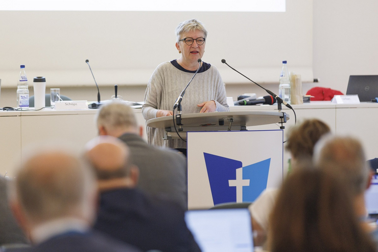 Am ersten Tag der Synode stellt Kirchenpräsidentin Dorothee Wüst ihren Bericht vor. Hier ein Bild von der Frühjahrssynode 2023 in Kaiserslautern. Foto: Archivbild lk/view