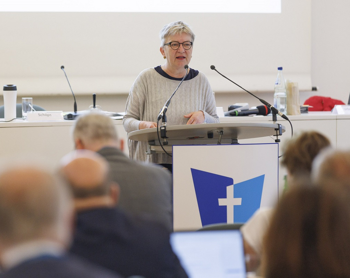 Am ersten Tag der Synode stellt Kirchenpräsidentin Dorothee Wüst ihren Bericht vor. Hier ein Bild von der Frühjahrssynode 2023 in Kaiserslautern. Foto: Archivbild lk/view
