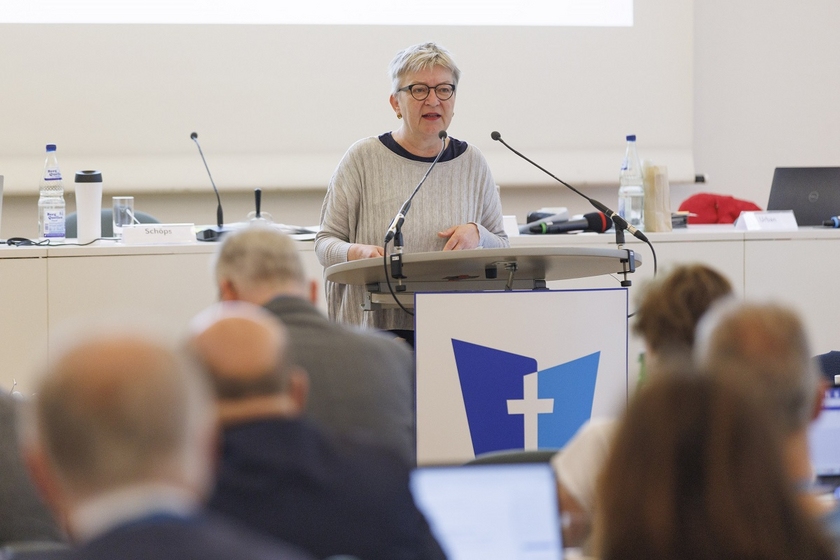 Landessynode der EvAm ersten Tag der Synode stellt Kirchenpräsidentin Dorothee Wüst ihren Bericht vor. Hier ein Bild von der Frühjahrssynode 2023 in Kaiserslautern. Foto: Archivbild lk/viewangelischen Kirche der Pfalz Am ersten Tag der Synode stellt Kirchenpräsidentin Dorothee Wüst ihren Bericht vor. Hier ein Bild von der Frühjahrssynode 2023 in Kaiserslautern. Foto: Archivbild lk/view