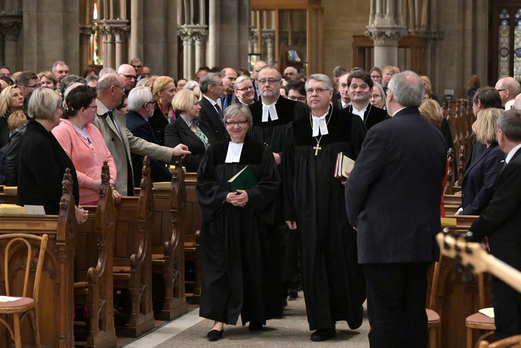 Einzug: Festgottesdienst in der Speyerer Gedächtniskirche für den scheidenden Oberkirchenrat Michael Gärtner (2.v.li.) und Nachfolgerin Dorothee Wüst. 