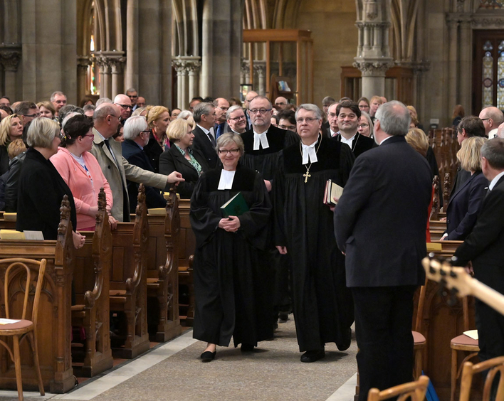 Einzug: Festgottesdienst in der Speyerer Gedächtniskirche für den scheidenden Oberkirchenrat Michael Gärtner (2.v.li.) und Nachfolgerin Dorothee Wüst. 