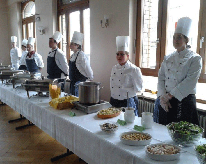 Angehende Köchinnen und Köche servieren ein leckeres Menu in der Suppenküche der Apostelkirche. Foto: BBS