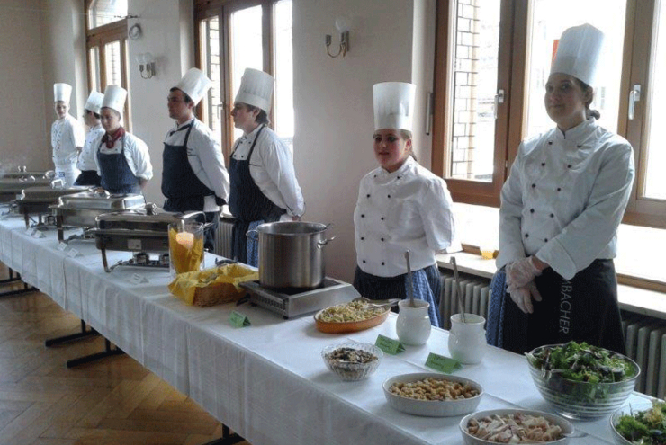 Angehende Köchinnen und Köche servieren ein leckeres Menu in der Suppenküche der Apostelkirche. Foto: BBS
