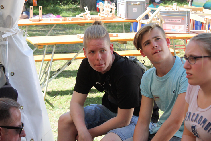 Pause bis zum nächsten Programmpunkt: Marc und Leon mit Jasmin vom Landesjugendpfarramt.