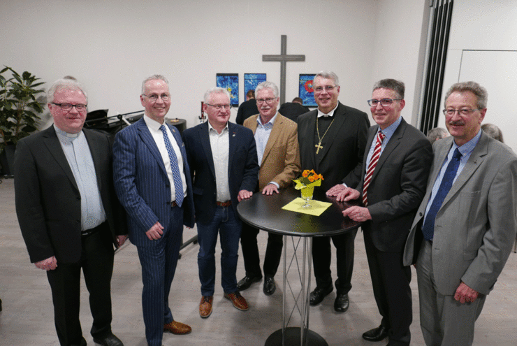 Prodekan Pfarrer Stefan Haag (katholisch), Landrat Rainer Gut, Stadtbürgermeister Klaus Hartmüller, Beigeordneter Wilfried Pick, Kirchenpräsident Christian Schad, Dekan Stefan Dominike, Oberkirchenrat Manfred Sutter (v.li.). Fotos: lk