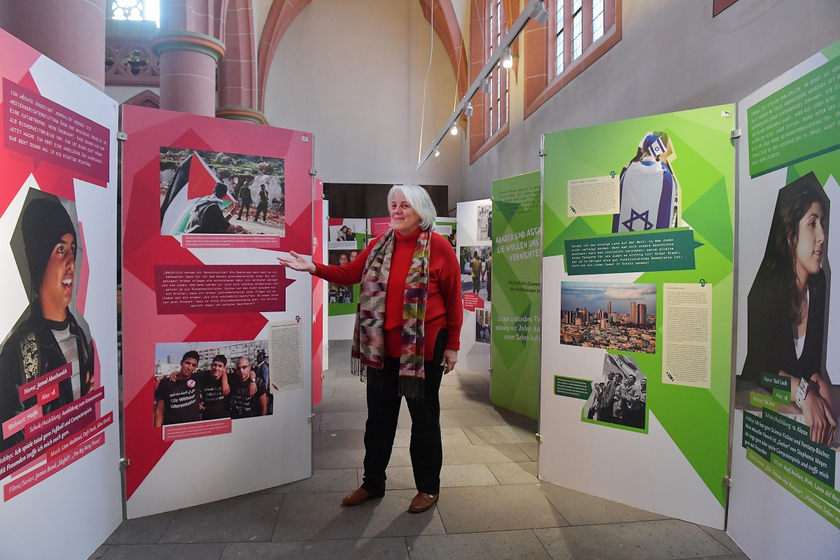 In der Ausstellung in der Stiftskirche Neustadt: Ruth Ratter, Vorsitzende des Deutschen Freundeskreises von Givat Haviva. Foto: Marion Linzmeier-Mehn In der Ausstellung in der Stiftskirche Neustadt: Ruth Ratter, Vorsitzende des Deutschen Freundeskreises von Givat Haviva. Foto: Marion Linzmeier-Mehn