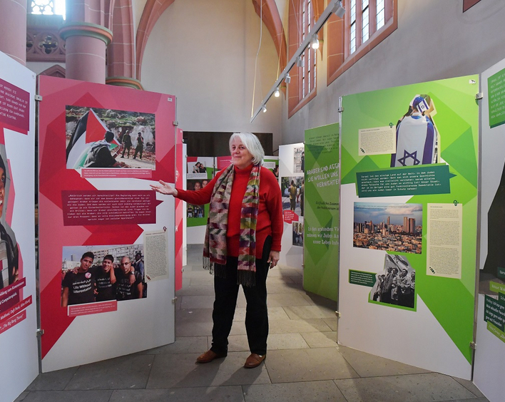 In der Ausstellung in der Stiftskirche Neustadt: Ruth Ratter, Vorsitzende des Deutschen Freundeskreises von Givat Haviva. Foto: Marion Linzmeier-Mehn