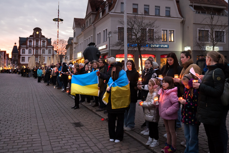 Vor dem Friedensgebet fand eine Lichterkette entlang der Speyerer Maximilianstraße statt.