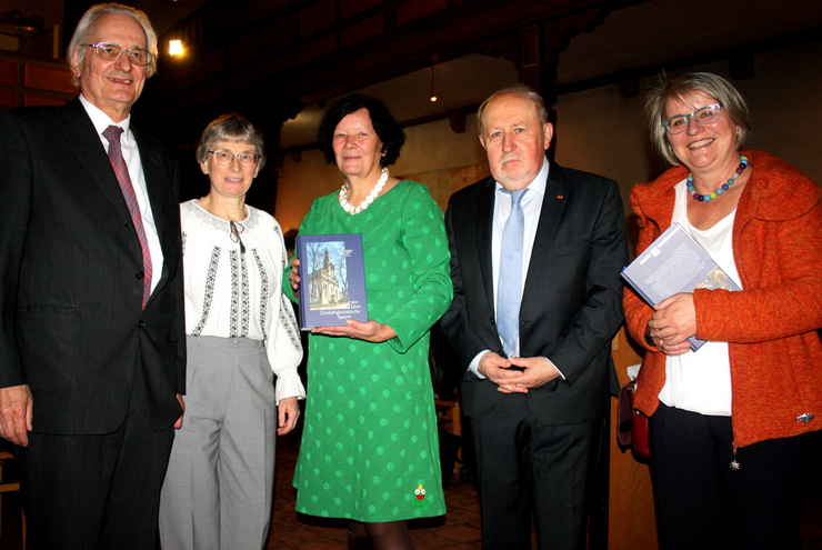 Die Herausgeber Klaus Bümlein, Christiane Brodersen und Christine Lauer sowie der Vorsitzende des Historischen Vereins der Pfalz, Werner Schineller, und die Pfarrerin der Dreifaltigkeitskirche, Christine Gölzer (von links). Fotos: Landeskirche