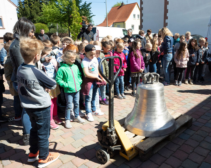 Interessiertes Publikum: Kindergartenkinder und Grundschüler bestaunen die Ankunft der neuen Glocke. Foto: view