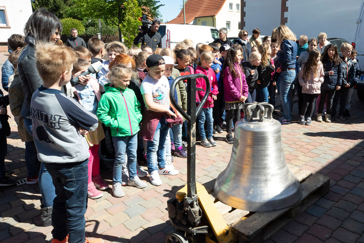 Interessiertes Publikum: Kindergartenkinder und Grundschüler bestaunen die Ankunft der neuen Glocke. Foto: view