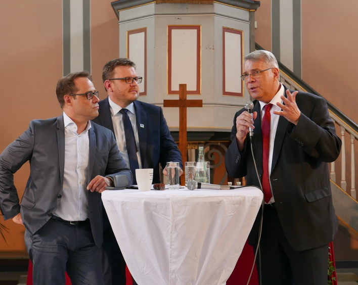 Diskutierten über den Öffentlichkeitsauftrag der Kirche (von links): Professor Michael Roth, Pfarrer Timo Schmidt, Kirchenpräsident Christian Schad. (Foto: lk/ awr)