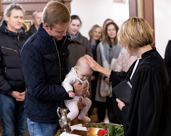 Pfälzische und badische Landeskirche beraten beim Tauftag, wie mehr Familien ihre Kinder taufen lassen können. Foto: lk/Heide Merkel.