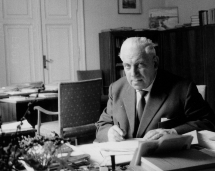 Hans Stempel an seinem Schreibtisch, ca. 1960. Foto: Zentralarchiv