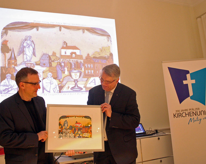 Künstler Gerhard Hofmann (links) und Kirchenpräsident Christian Schad mit dem "Unionsbild". Fotos: lk