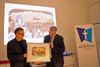 Künstler Gerhard Hofmann (links) und Kirchenpräsident Christian Schad mit dem "Unionsbild". Fotos: lk