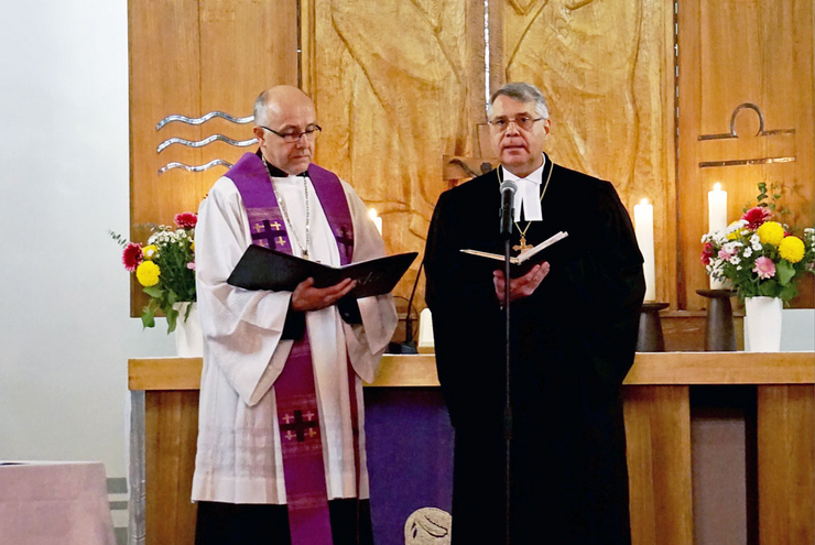 Bischof Hans-Jörg Voigt (links) und Kirchenpräsident Christian Schad haben in Berlin einen Dank- und Versöhnungsgottesdienst gefeiert.  