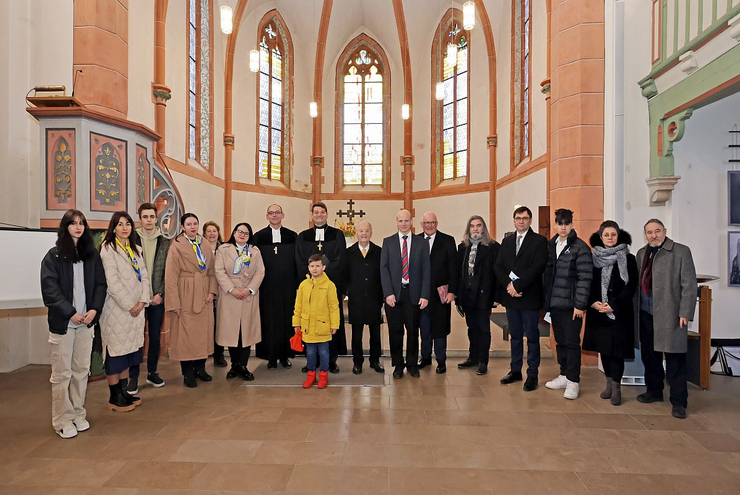 Viele gestalteten den Festgottesdienst, darunter Pfarrerin Corinna Weissmann (5. v. l.), Dekan Dietmar Zoller (7. v. l.), Oberkirchenrat Markus Jäckle (8. v. l.) und Landesdiakoniepfarrer Albrecht Bähr (6. v. r.) – und nicht zuletzt Menschen aus der Ukraine. Foto: lk/Norman Krauß
