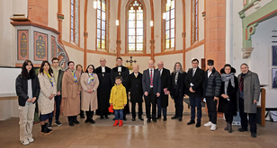 Viele gestalteten den Festgottesdienst, darunter Pfarrerin Corinna Weissmann (5. v. l.), Dekan Dietmar Zoller (7. v. l.), Oberkirchenrat Markus Jäckle (8. v. l.) und Landesdiakoniepfarrer Albrecht Bähr (6. v. r.) – und nicht zuletzt Menschen aus der Ukraine. Foto: lk/Norman Krauß