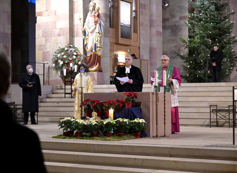 Synodalpräsident Hermann Lorenz, Priester Nikolaos Lucic, Kirchenpräsident Christian Schad und Bischof Karl-Heinz Wiesemann (v.l.n.r.). Foto: lk/Landry. Synodalpräsident Hermann Lorenz, Priester Nikolaos Lucic, Kirchenpräsident Christian Schad und Bischof Karl-Heinz Wiesemann (v.l.n.r.). Foto: lk/Landry.