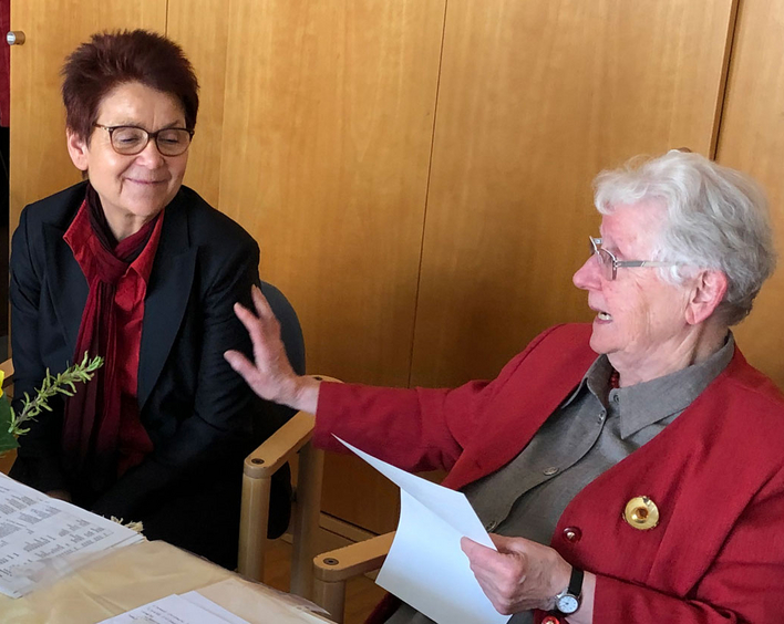 Waltraud Bischoff (re) übergibt an Bärbel Schäfer. Foto: privat