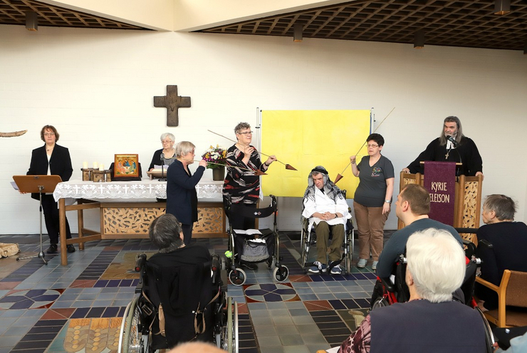 Barrierefrei und leichte Sprache: Menschen mit Behinderung sind am Eröffnungsgottesdienst für "Hoffnung für Osteuropa" beteiligt.